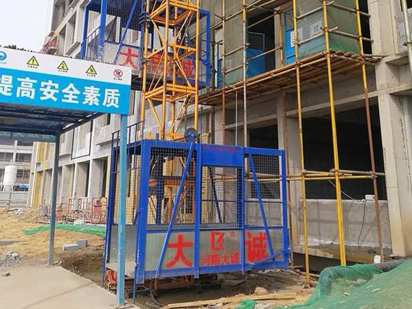 如何選擇建筑物料提升機(jī)廠家